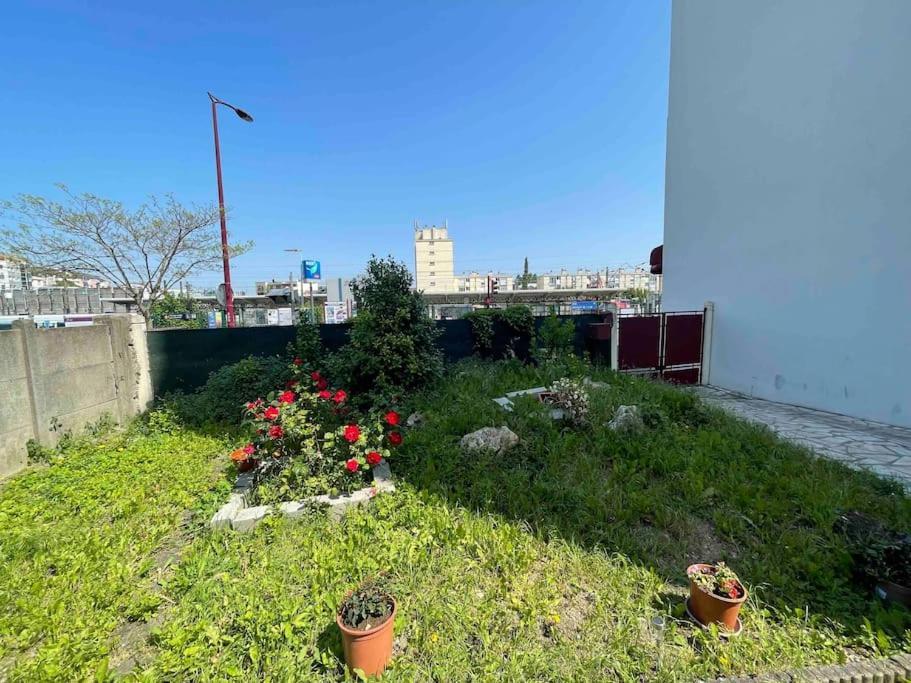 La Maison Est Situee En Face De La Gare Bondy Εξωτερικό φωτογραφία