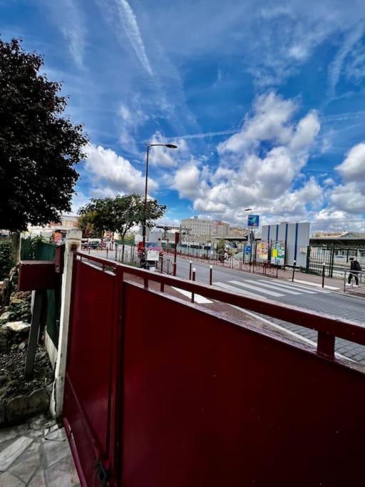 La Maison Est Situee En Face De La Gare Bondy Εξωτερικό φωτογραφία