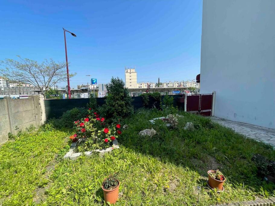 La Maison Est Situee En Face De La Gare Bondy Εξωτερικό φωτογραφία