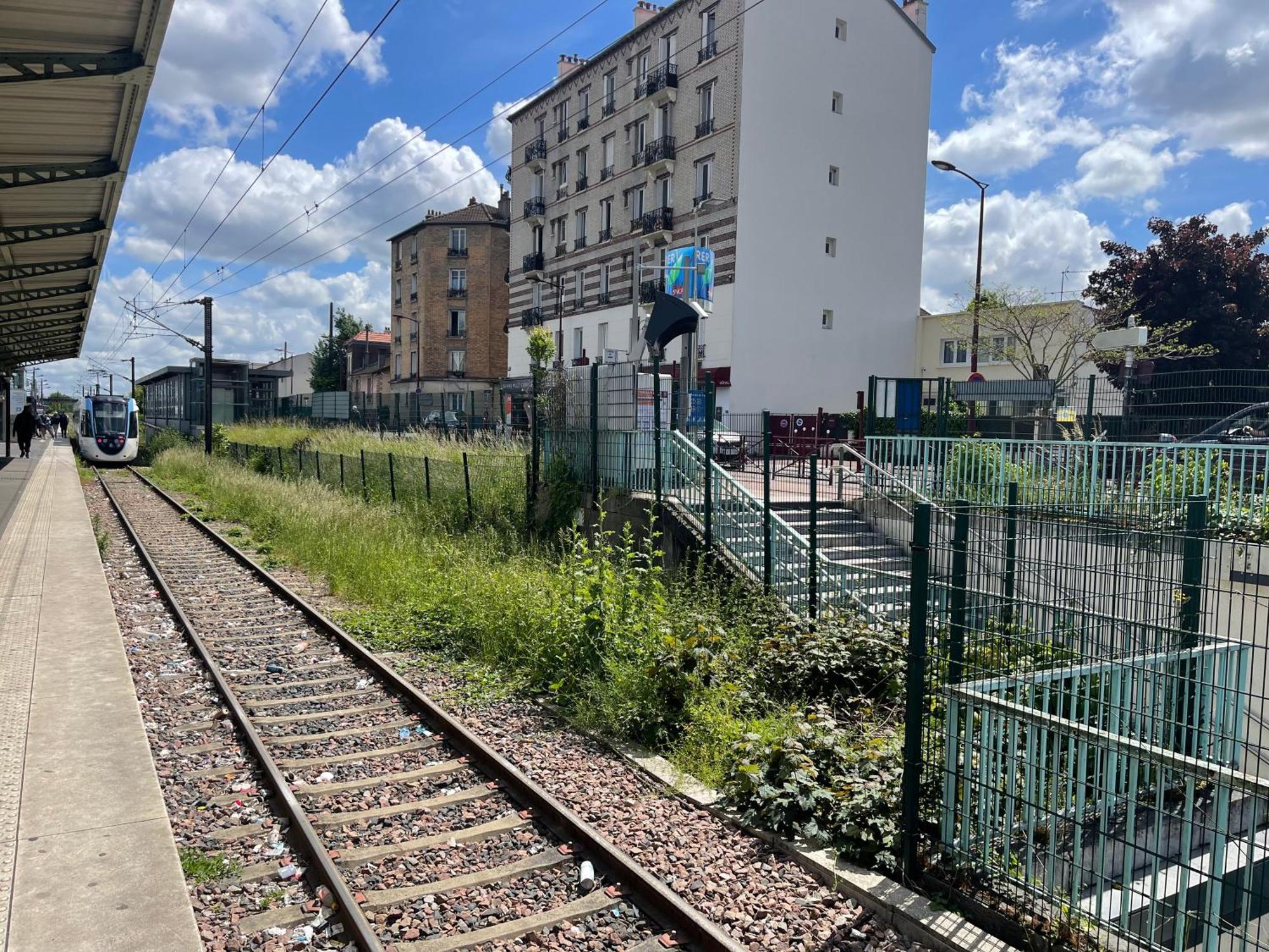 La Maison Est Situee En Face De La Gare Bondy Εξωτερικό φωτογραφία