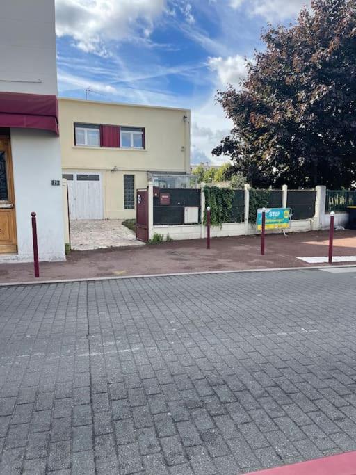 La Maison Est Situee En Face De La Gare Bondy Εξωτερικό φωτογραφία