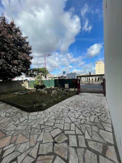 La Maison Est Situee En Face De La Gare Bondy Εξωτερικό φωτογραφία