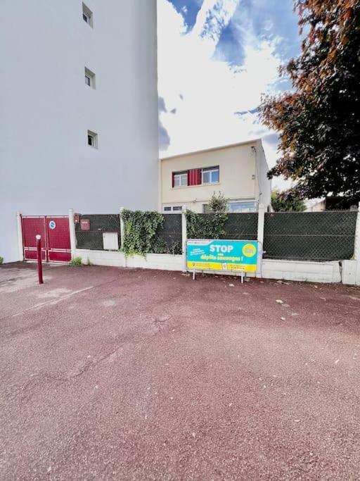 La Maison Est Situee En Face De La Gare Bondy Εξωτερικό φωτογραφία