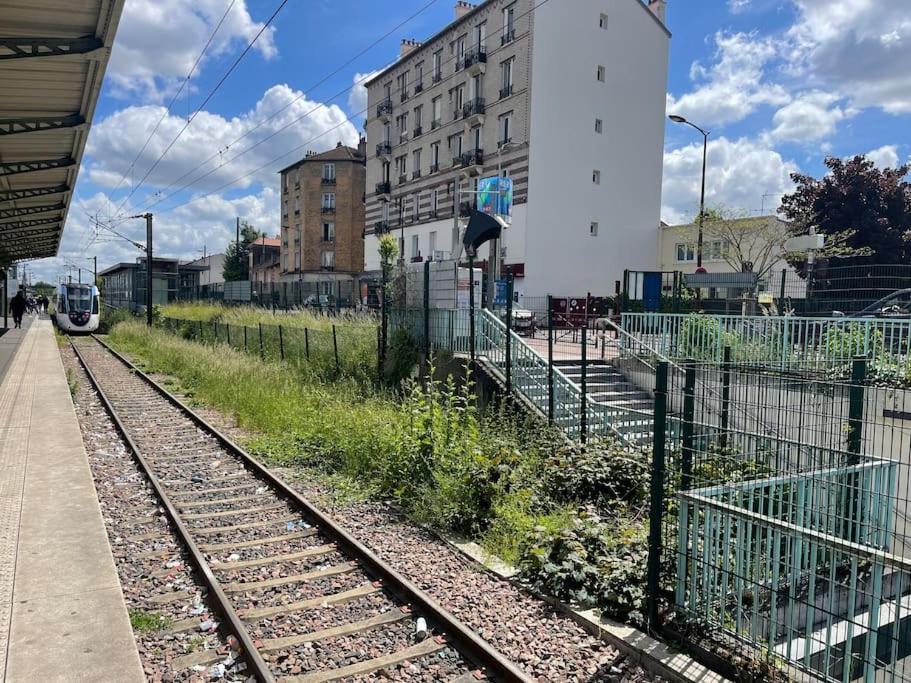 La Maison Est Situee En Face De La Gare Bondy Εξωτερικό φωτογραφία