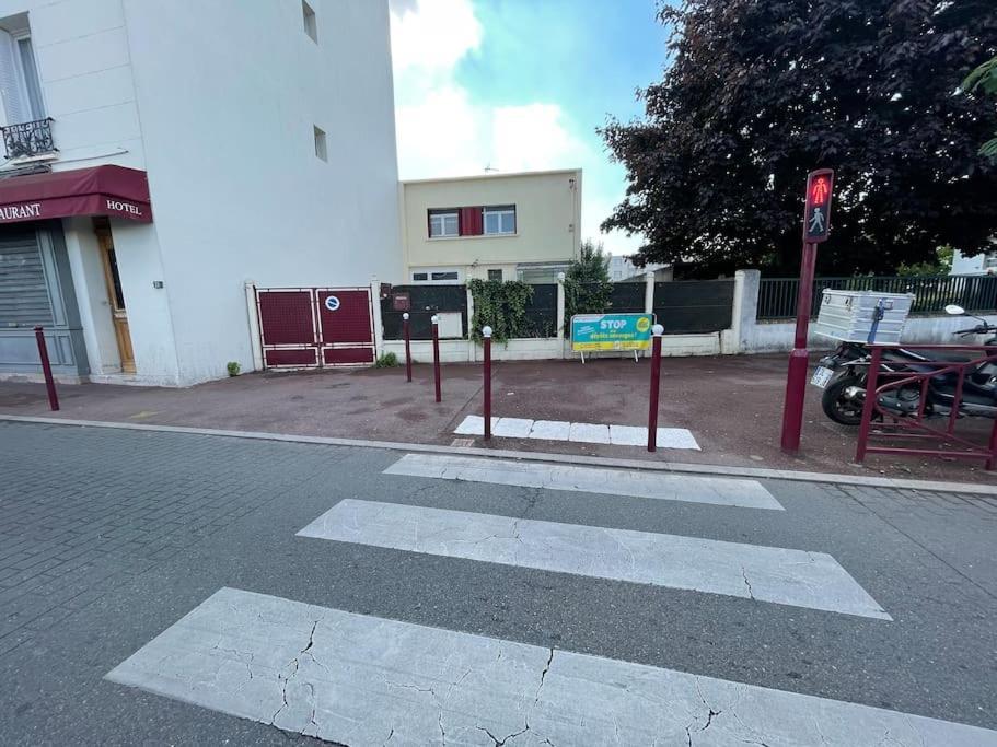 La Maison Est Situee En Face De La Gare Bondy Εξωτερικό φωτογραφία