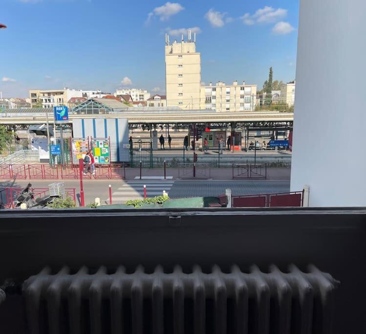La Maison Est Situee En Face De La Gare Bondy Εξωτερικό φωτογραφία