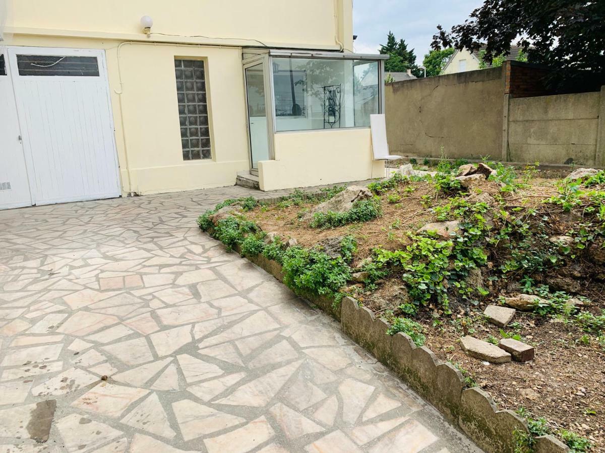 La Maison Est Situee En Face De La Gare Bondy Εξωτερικό φωτογραφία